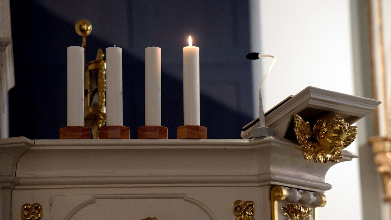 Adventtisunnuntaisin poltettavat kynttilät symboloivat valoa ja vapautusta. LEHTIKUVA / Mikko Stig.