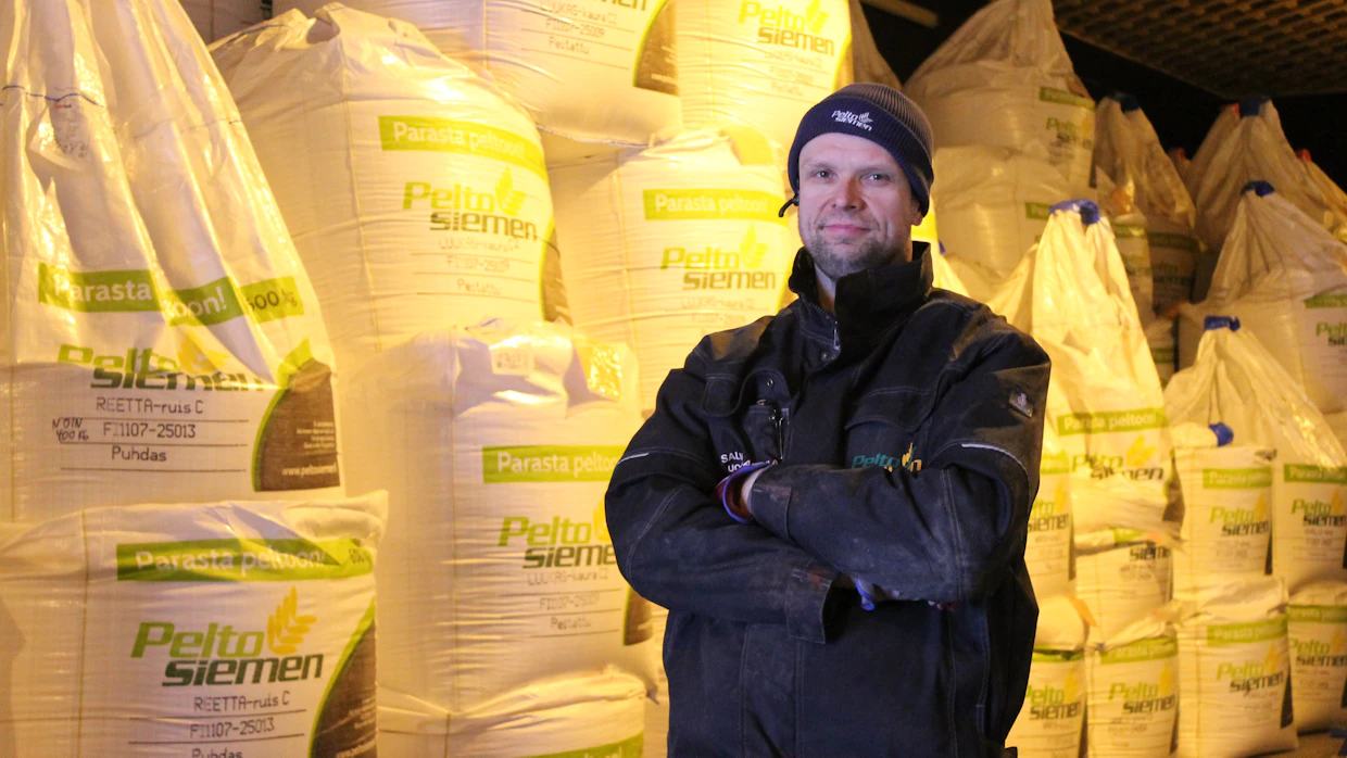 Salmelan tilan omistaja Tuomas Mäkinen luottaa kotimaisuuden merkityksen korostumiseen tulevaisuudessa myös siemenkaupassa.