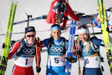 Suvi Minkkinen (oik.) ylsi pronssille ampumahiihdon naisten takaa-ajossa. Vasemmalla norjalainen hopeamitalisti Maren Kirkeeide ja keskellä voittaja, Italian Lisa Vittozzi. AFP/LEHTIKUVA.