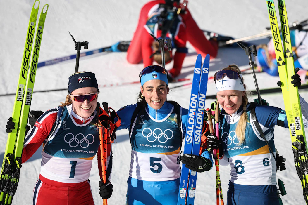 Suvi Minkkinen (oik.) ylsi pronssille ampumahiihdon naisten takaa-ajossa. Vasemmalla norjalainen hopeamitalisti Maren Kirkeeide ja keskellä voittaja, Italian Lisa Vittozzi. AFP/LEHTIKUVA.