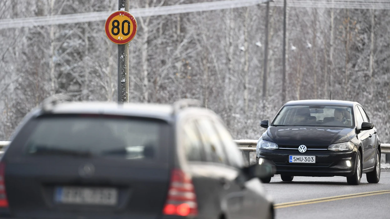 Talvirajoitusten aikana autoilijat eivät yleensä ole alentaneet nopeuttaan niin paljon kuin pitäisi. Lehtikuva / Heikki Saukkomaa.
