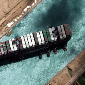 Sotatila Lähi-idässä voi sysätä myös inflaation uudelleen liikkeelle. Kuljetusten takkuaminen Suezin kanavassa jumiuttaisi logistiikkaketjuja maailmanlaajuisesti kuten kävi poikittain jumiutuneelle Ever Given -konttilaivalle maaliskuussa 2021.