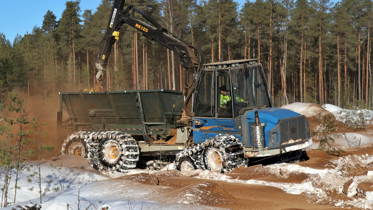 Tuhkalannoituksen etuna on, että sitä voidaan tehdä lähes kaikki vuodenaikoina pois luettuna kevään tulva-aika. Hehtaarikustannus on 400-500 euroa.