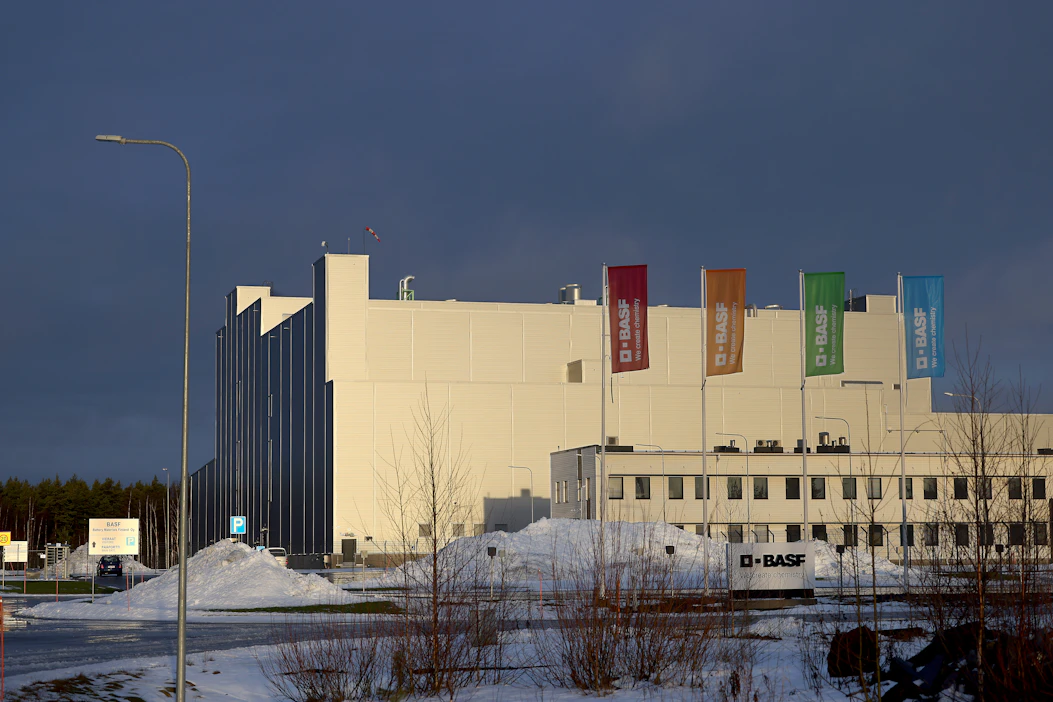 Basf:n akkumateriaalitehdas Harjavallassa on taistellut ympäristöluvan kanssa vuosia. Tehdas lomautti henkilöstönsä liki vuosi sitten.