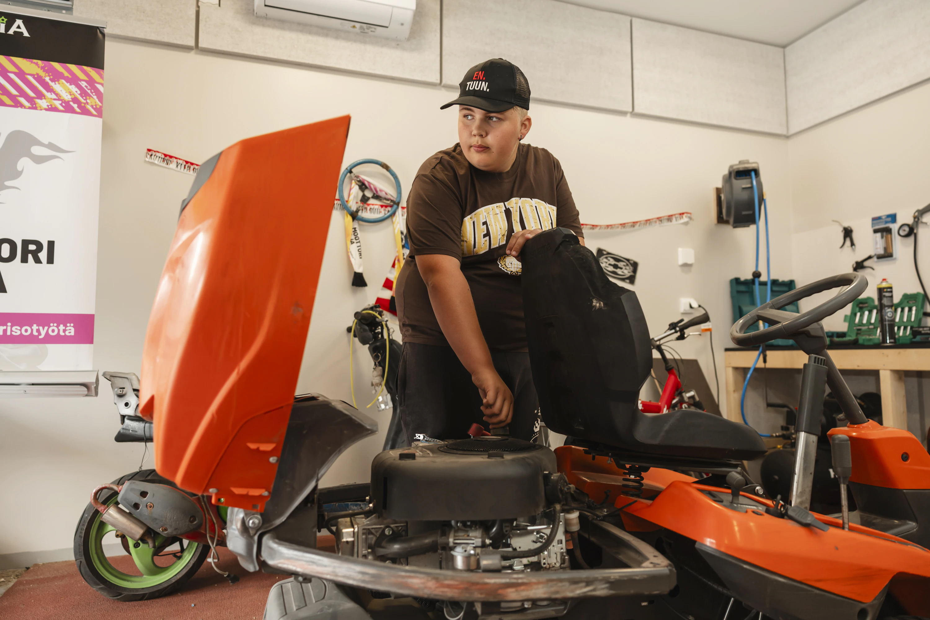 Niko Nevala, 13, pääsee opettelemaan pienkoneiden korjaamista kunnan tarjoamalla mopopajalla.