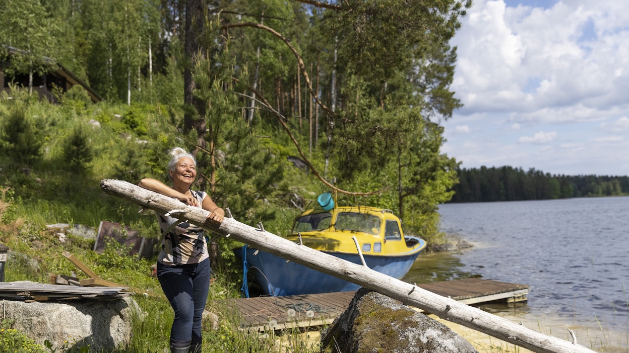 Leena Rustelan vanhemmat haaveilivat rakentavansa kesämökin perheen metsätiluksille. Unelman toteutti tytär. Rannassa kunnostamista odottaa vielä isän tekemä vene.