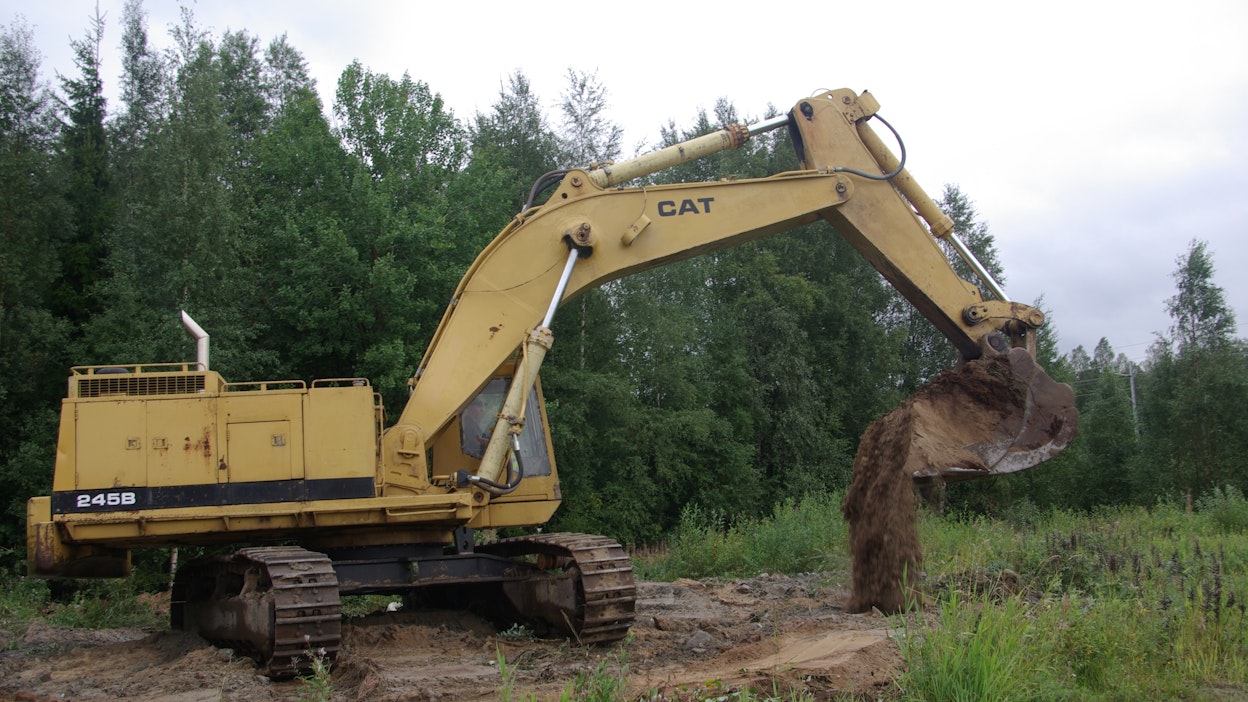 Caterpillar 245 -kaivinkone oli tarkoitettu kaivoskäyttöön tai rakennustyömailla tehtäviin suuriin massojen kaivuihin.