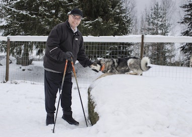 Raimo Salonen toivoo jalkansa parantuvan vielä niin hyvin, että hän pääsisi jälleen metsästämään Hilma-koiransa kanssa.