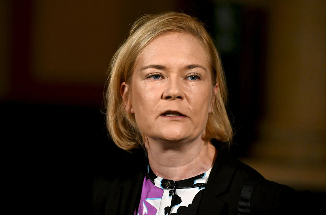 Sisäministeri Mari Rantanen on viitannut aiemmin väestönvaihtoon jakaessaan tekstejä väestörakenteesta. LEHTIKUVA / Vesa Moilanen.