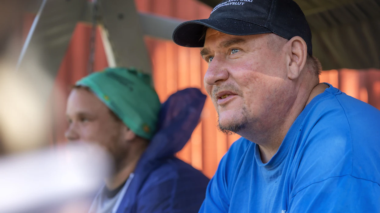 Maatalouslomittaja Jarno Renvall kertoo, että työssä parasta ovat onnistumiset. Raskasta on nähdä, että yrittäjä on kovin väsynyt.