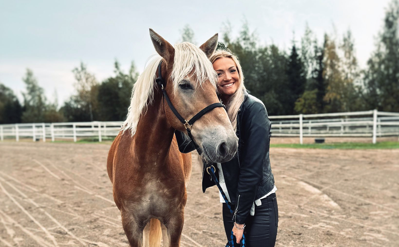 Maija Kerisalmi kertoo suomenhevosten olevan hänelle erityisen rakkaita. Kuvan Coppernolli on ollut hänen omistuksessaan pikkuvarsasta lähtien.