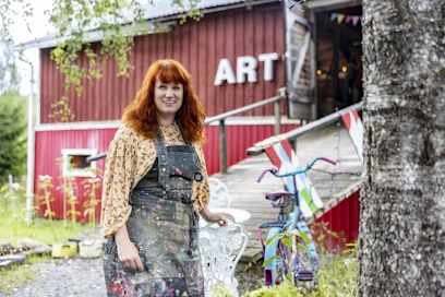 Reetta Koski antaa vanhalle hevostallille uuden elämän taidetilana. Hän järjestää Hämeenkyrössä esimerkiksi näyttelyitä, taidepajoja ja taideleirejä.