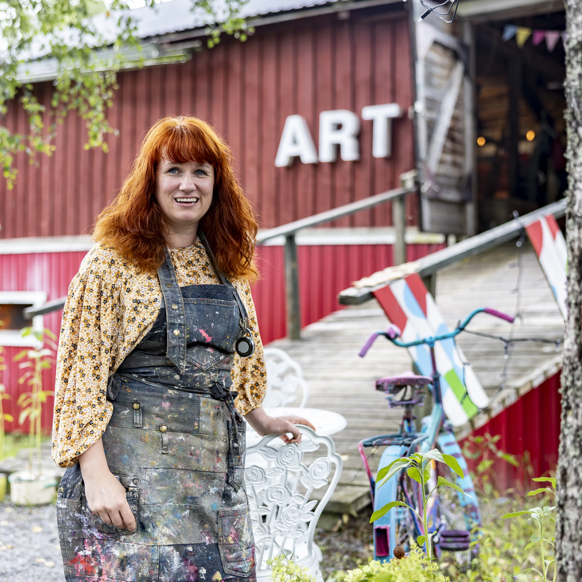 Reetta Koski antaa vanhalle hevostallille uuden elämän taidetilana. Hän järjestää Hämeenkyrössä esimerkiksi näyttelyitä, taidepajoja ja taideleirejä.
