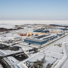 Fennovoiman Hanhikivi-1 -ydinvoimalatyömaa Pyhäjoella kuluvan vuoden maaliskuussa ilmasta kuvattuna .