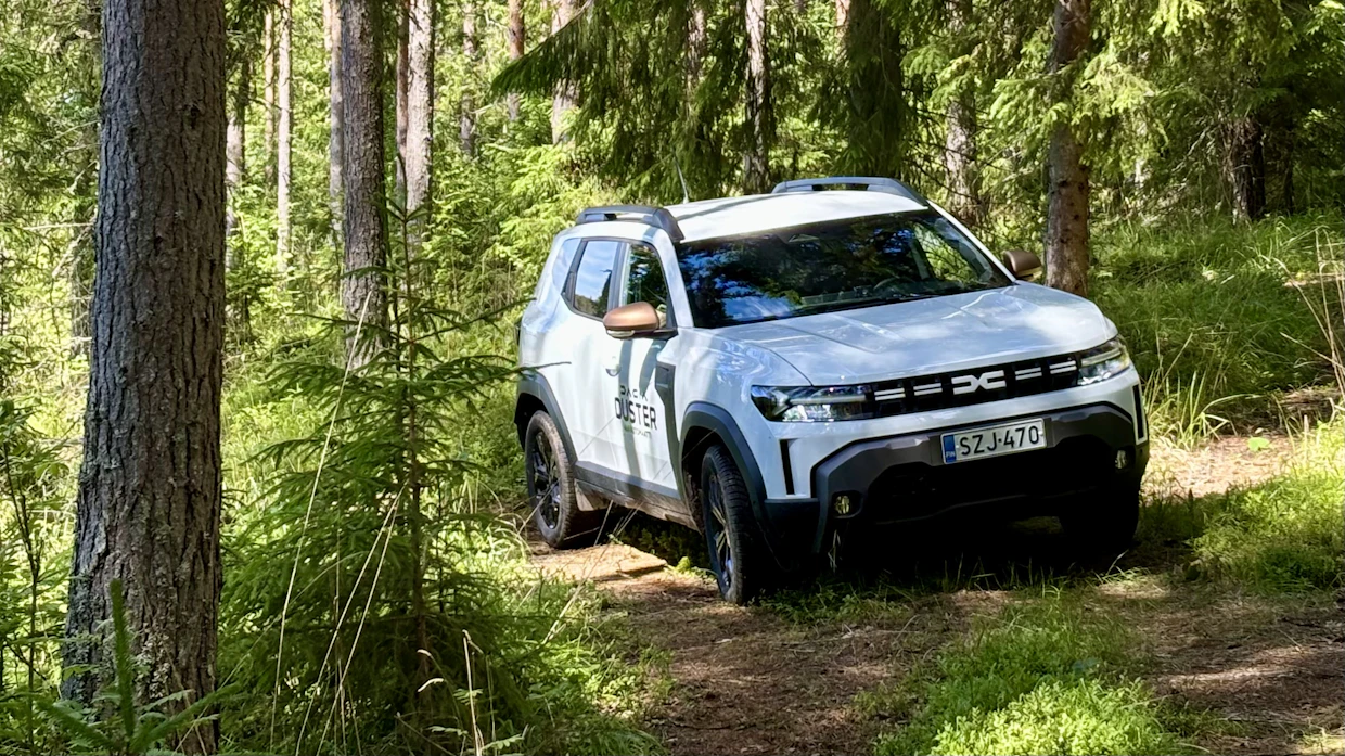 Metsä tulee tutuksi Dusterille.
