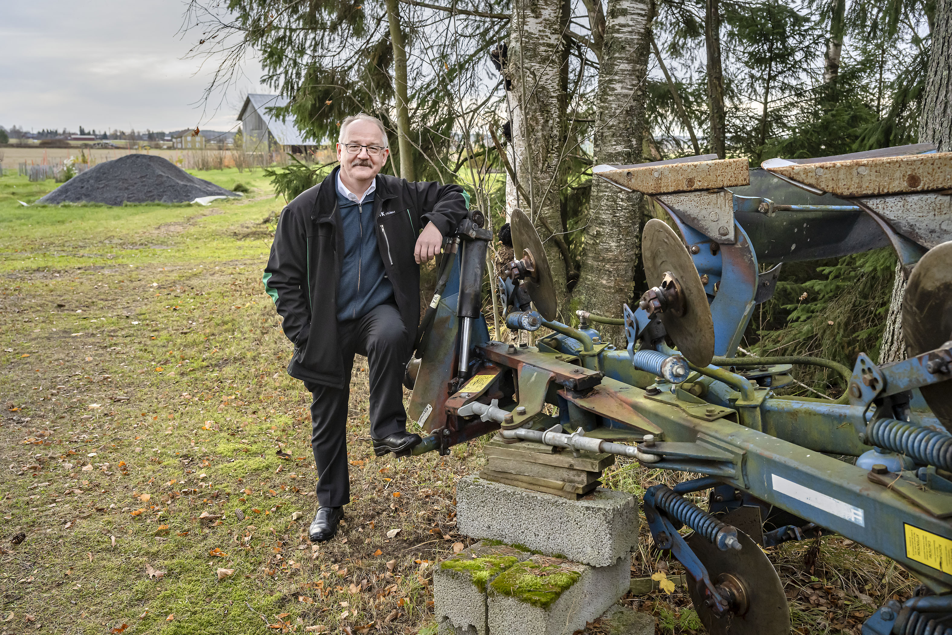 Yrjö Ojaniemi aikoo pitää muokkauskoneensa kiireisenä ensi keväänä, kun aikaa on toiminnanjohtajuuden jälkeen kotitilan viljelytöihin Lapuan Tiistenjoella.