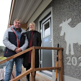 Timo ja Kirsi Makkonen ovat tyytyväisiä pihattoratkaisun automatisointiin, joka vähentää oleellisesti navetalla tarvittavaa työmäärää.