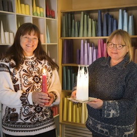 Seija Herukka ja Sinikka Blomster valmistavat ja myyvät kynttilöitä lapsuudenkodin maisemissa Pudasjärvellä. Heille on tärkeää, että kynttilä on kaunis ja palaa puhtaasti.