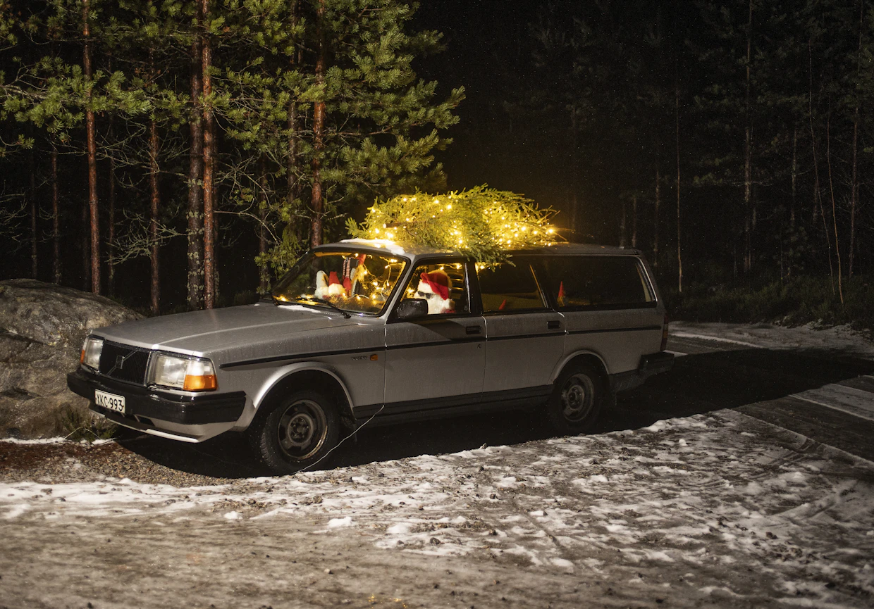 Joulupukki matkaa vanhalla Volvolla joulukuusi katolla Annukka Nissisen tekemässä 12.12. auenneessa luukussa.
