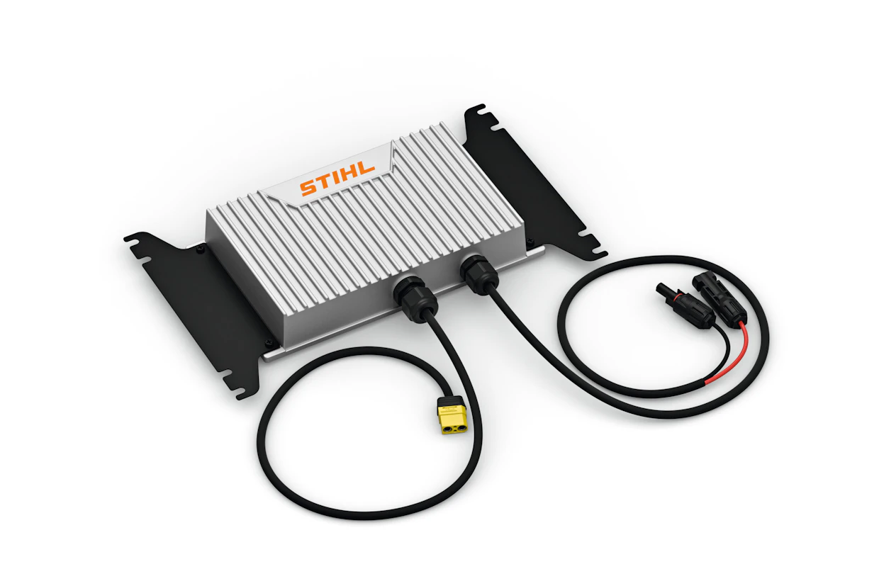 PS 2000 -virtapankkia voi ladata myös aurinkopaneeleilla, käyttämällä Stihl MPPT-lataussäädintä.