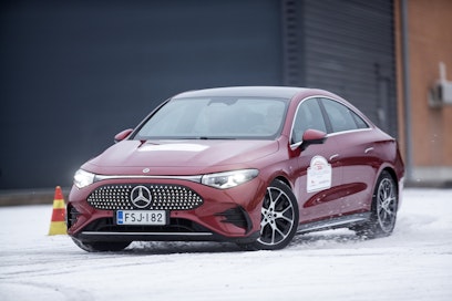 Vuoden Autoksi valitun täyssähköisen Mercedes CLA:n lähtöhinta jää hieman uuden henkilöauton keskihinnan alapuolelle.