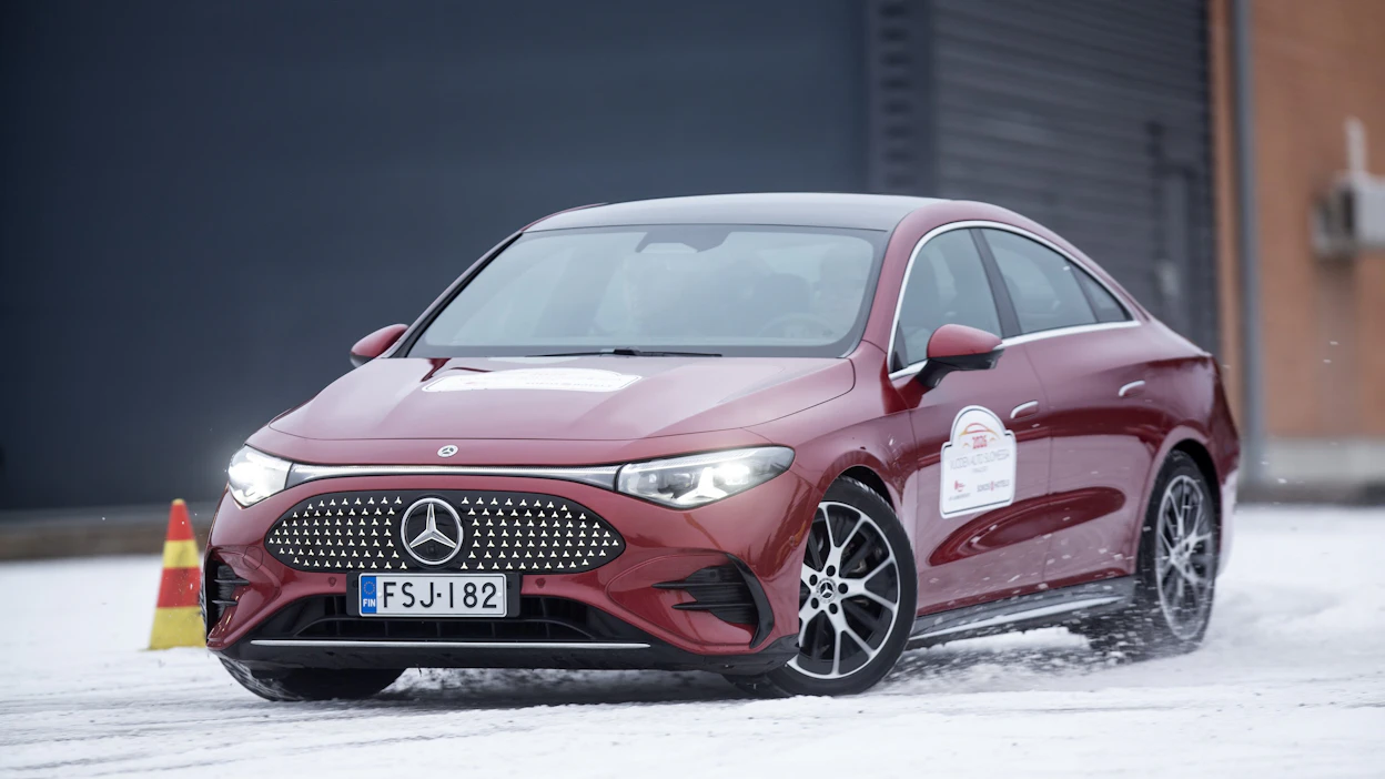 Vuoden Autoksi valitun täyssähköisen Mercedes CLA:n lähtöhinta jää hieman uuden henkilöauton keskihinnan alapuolelle.
