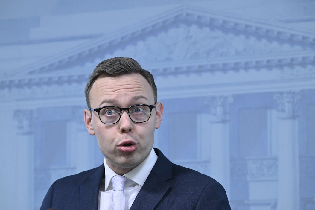 Työministeri Matias Marttinen (kok.) vetoaa kuluttajiin, jotta he toimisivat vastuullisesti ja harkiten. HEIKKI SAUKKOMAA / LEHTIKUVA.