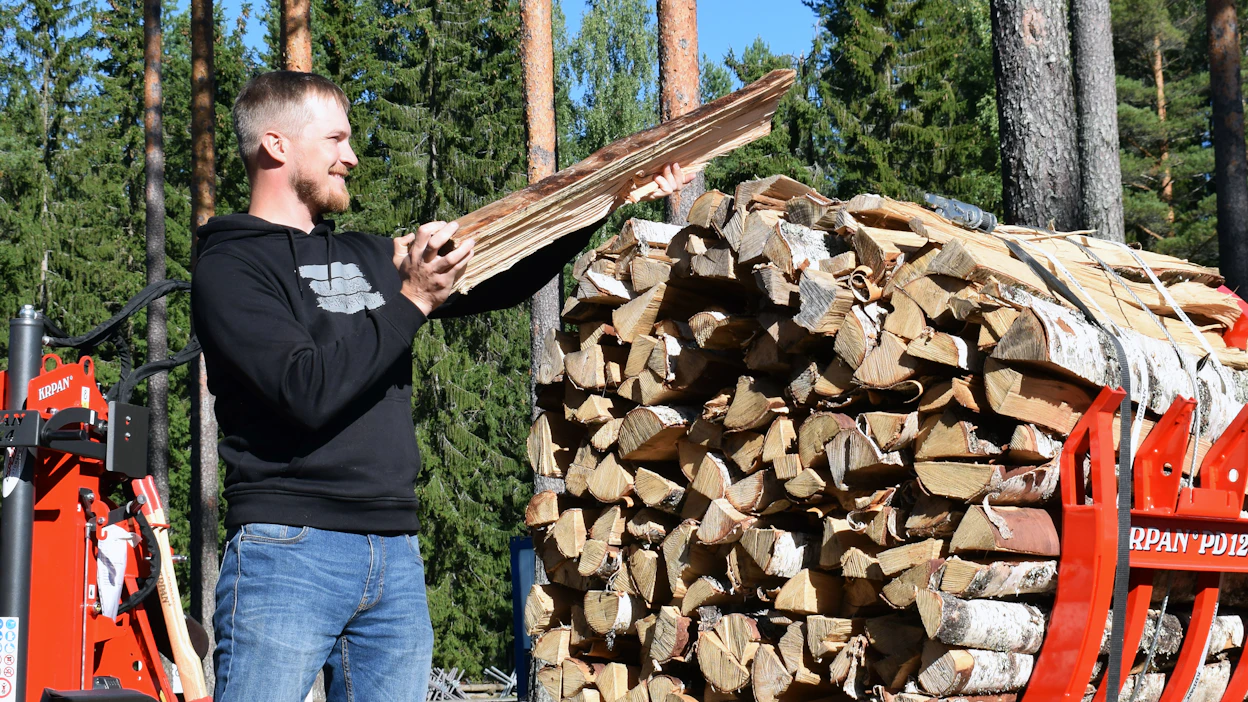 Uutuustuote halkoniputin edustaa Finnmetkossa hyvin esillä olevaa bioenergia-teemaa. I. Heinilä Oy:n toimitusjohtaja Markus Heinilä esitteleli tiistaina laitetta, joka tekee irtohaloista tiiviin koneellista siirtoa kestävän yhden pinokuution nipun.