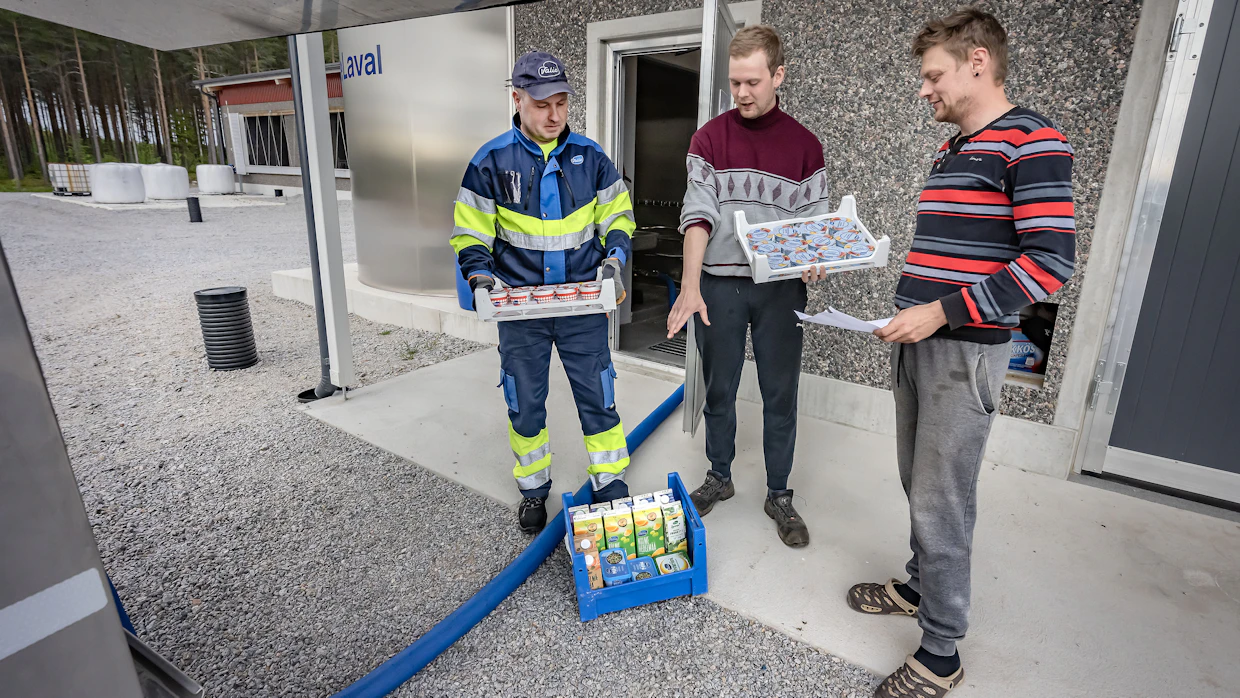 Maidontuottajat Jukka Teppo (keskellä) ja Marko Hautamäki (oik.) tilaavat usein maitoauton kyydillä tuotteita. Kuvassa myös maitoauton kuljettaja Petri Takala.
