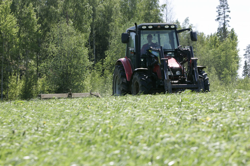 Hallitus aikoo tukea maatalousyrittäjien asemaa esimerkiksi siten, että Välitä viljelijästä -projektista tehdään pysyvä toimintamalli ja lomituspalvelut säilytetään vähintään nykyisellä tasolla.