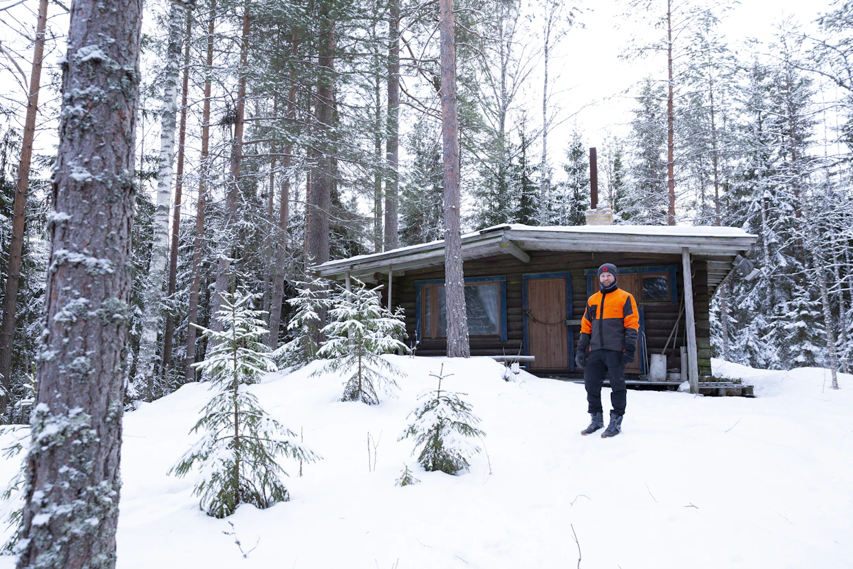 Visa Kiviharjun isän Hilari Kiviharjun rakentama sähkötön saunamökki pienen lammen rannalla on lähes erämaisessa rauhassa. ”Hyvin hoidettu metsäpalsta tarjoaa myös virkistystä.”