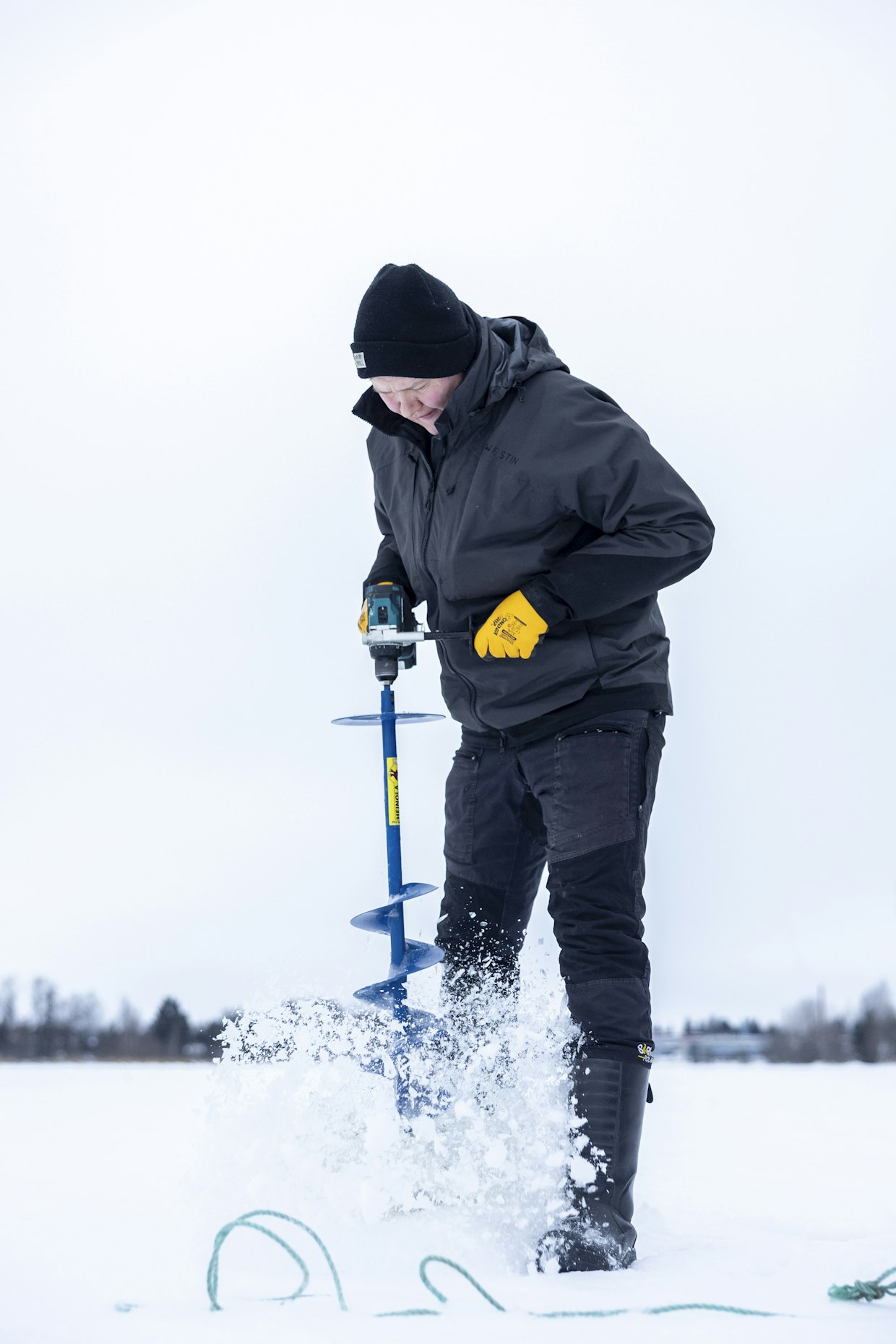 Akkukäyttöisellä kairalla reikä syntyy nopeasti.