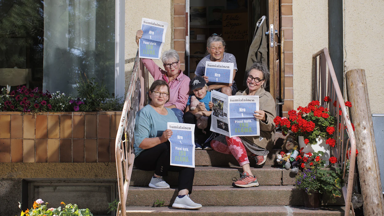 Sumiaisten naiset Seija Puumalainen, Helena Jääskeläinen, Päivikki Linna ja Jaana Kautto perustivat Sumialainen -paikallislehden, joka ilmestyy kahdesti vuodessa. Mukana kuvassa on päätoimittajana toimivan Jääskeläisen lapsenlapsi Louna Jääskeläinen.