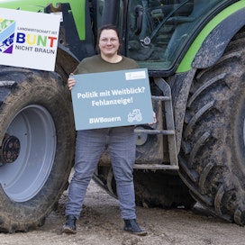 Nuori maitotilallinen ja järjestöaktiivi Ina Zwicker on yksi Saksan viljelijäprotestien organisoijista. Myös Saksassa EU:n määräämä neljän prosentin kesannointivelvoite kismittää, vaikka traktorimarsseilla kovisteltu ennen muuta maan omaa hallitusta.