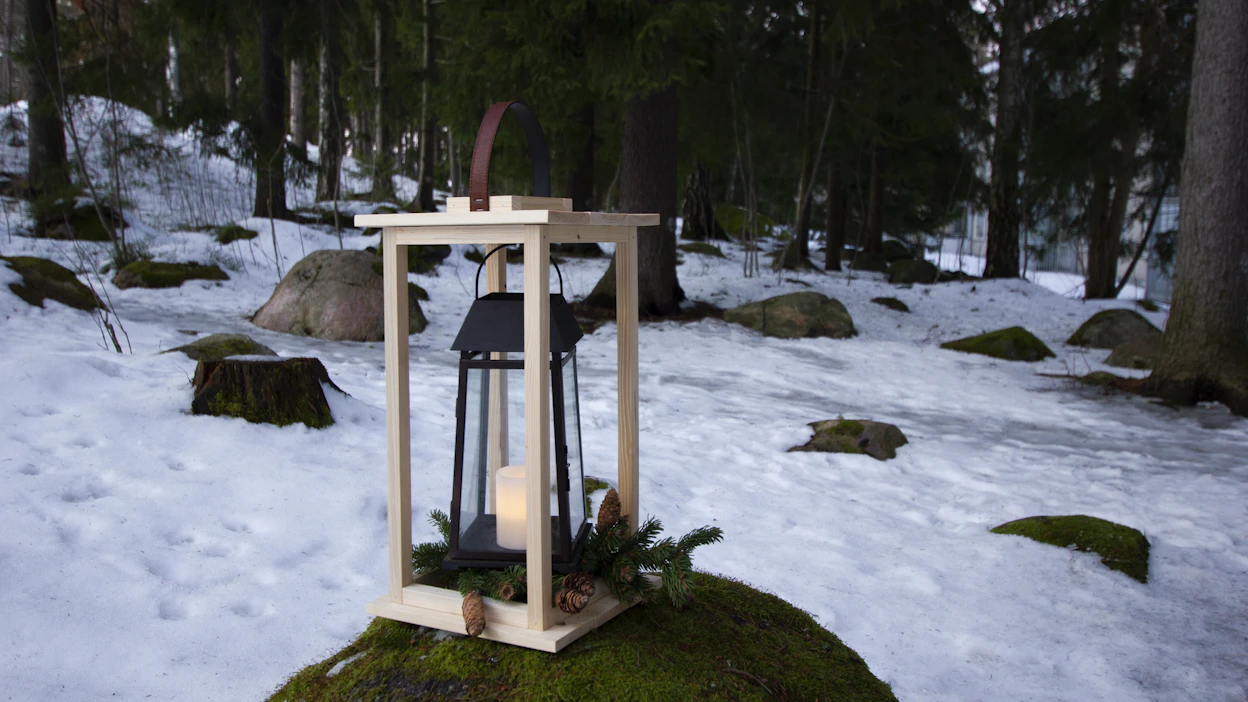Puinen lyhty on kaunis kehystys metalliselle ulkolyhdylle. Lisää somisteeksi havuja ja ajasta led-kynttilä valaisemaan talvi-iltoja pihalla tai parvekkeella.