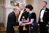 Arkkiatri Risto Pelkonen kättelemässä presidenttiparia. LEHTIKUVA / JUSSI NUKARI. 