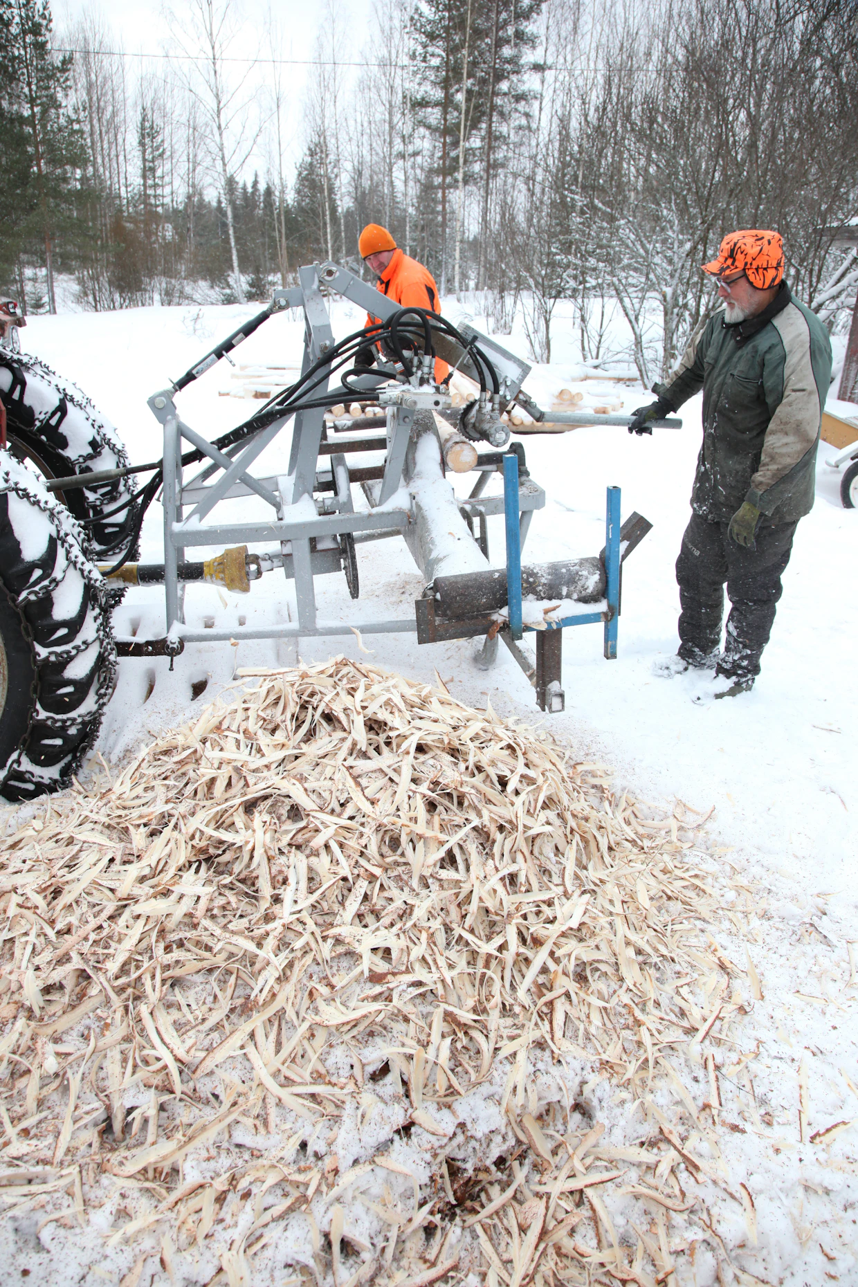 Terät heittävät kuoren putkeen, josta ne lentävät levyn ohjaamina sivuun runkojen kulkulinjasta.