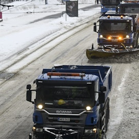  Jalankulkijoita vesisateessa Pasilassa Helsingissä maanantaina. Ilmatieteen laitos on varoittanut tänään huonosta tai erittäin huonosta ajokelistä koko maassa lumi- ja räntäsateiden sekä sään lauhtumisen vuoksi.LEHTIKUVA / EMMI KORHONEN. 