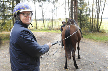 Timo Niemelällä Kempeleessä varsahommat jatkuvat. Viikonloppuna tuli talliin uusi kolmevuotiaskin Ruotsin nettihuutokaupasta.