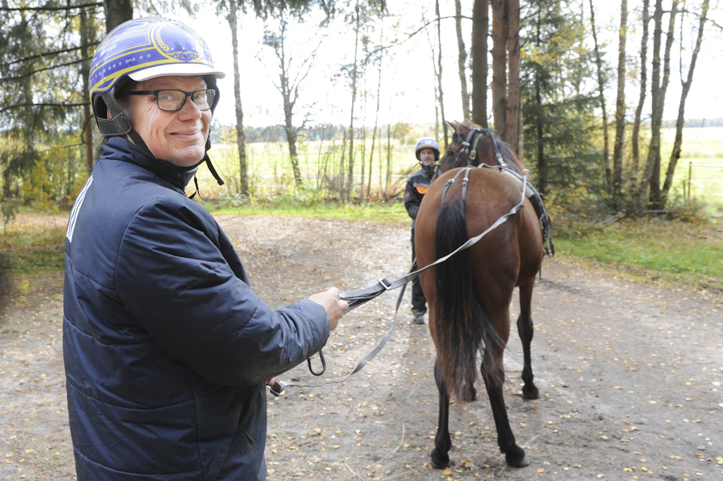 Timo Niemelällä Kempeleessä varsahommat jatkuvat. Viikonloppuna tuli talliin uusi kolmevuotiaskin Ruotsin nettihuutokaupasta.