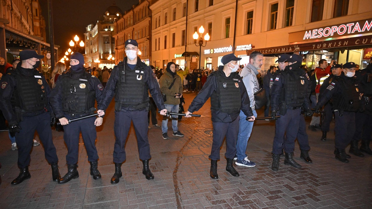 Mediatietojen mukaan Venäjällä on jaettu palvelukseenastumismääräyksiä muun muassa sodanvastaisissa mielenosoituksissa pidätetyille. LEHTIKUVA/AFP. 