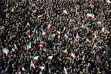 Teheranissa aukiolle kokoontuneet ihmiset heiluttivat Iranin lippuja. LEHTIKUVA/AFP.