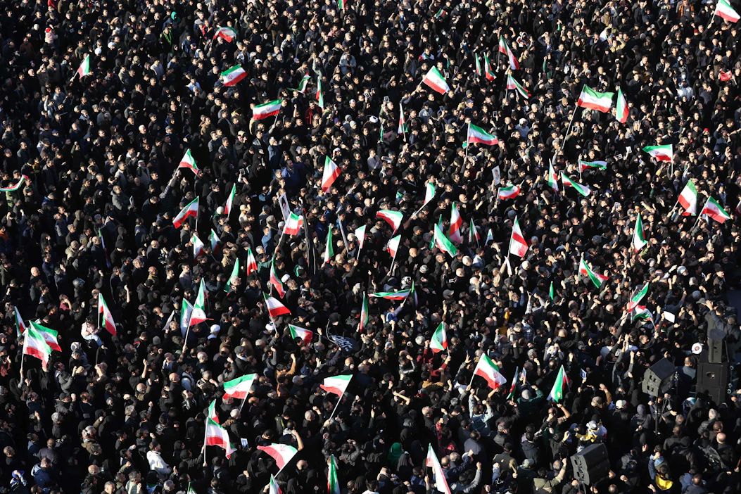 Teheranissa aukiolle kokoontuneet ihmiset heiluttivat Iranin lippuja. LEHTIKUVA/AFP.