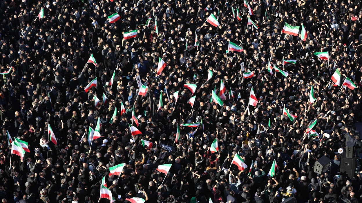 Teheranissa aukiolle kokoontuneet ihmiset heiluttivat Iranin lippuja. LEHTIKUVA/AFP.