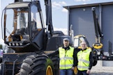 Petteri Härkönen ja Juha Inberg esittelevät ylpeänä Ponsse Scorpionin ensimmäistä prototyyppiä.