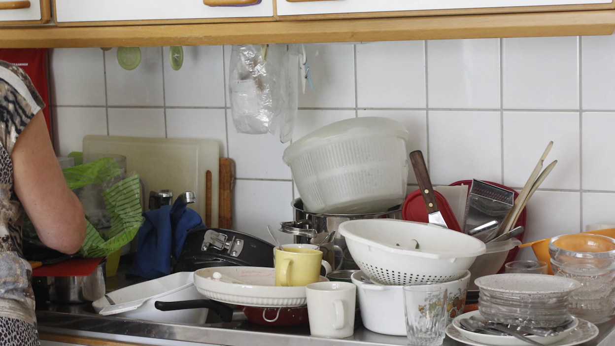 Koska kaikki muutkin vaan kasaavat likaiset astiansa tänne, minäkin voin ihan hyvin tehdä niin.