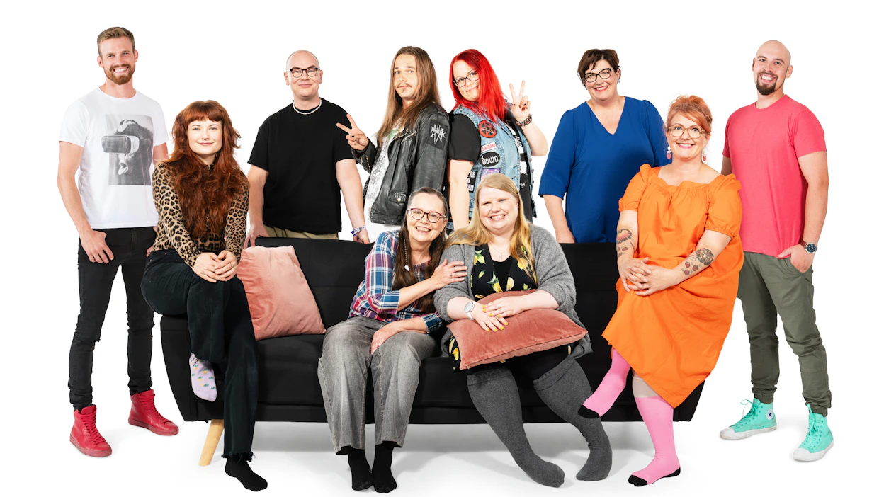 Kuvassa ovat sohvaperunoista vasemmalta Juha, Annika ja Riku, Santeri ja Katja, Heli ja Ritva (sohvalla), Veera ja Ulla sekä Markus.