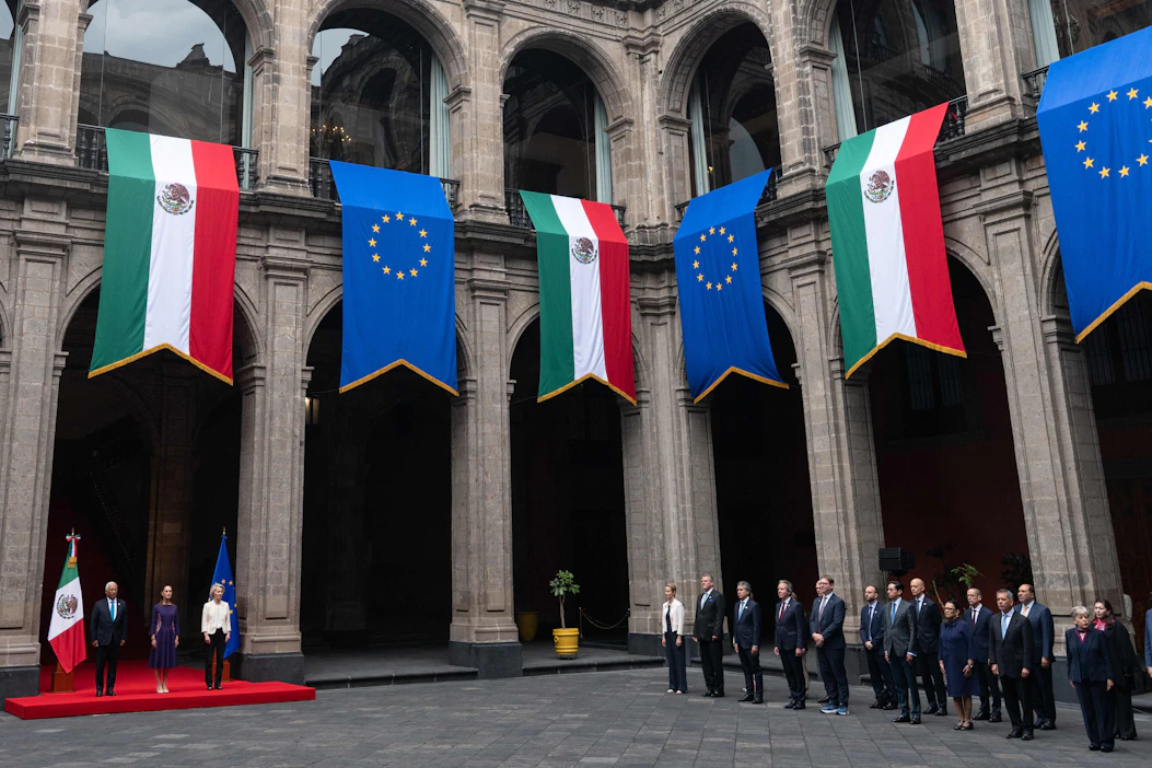 Meksikon presidentti Claudia Sheinbaum (2. vas.), Eurooppa-neuvoston puheenjohtaja Antonio Costa (vas.) ja EU-komission puheenjohtaja Ursula von der Leyen (3. vas.) tapasivat Mexico Cityssä toukokuussa. AFP/LEHTIKUVA.