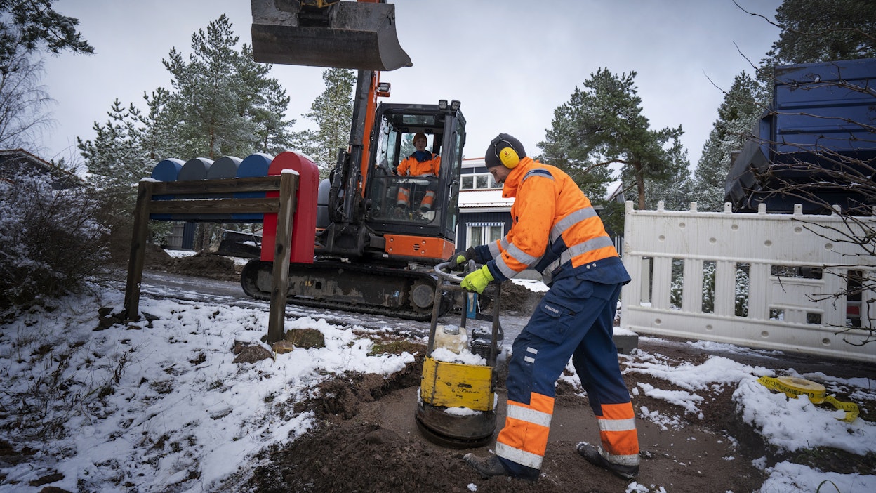 Valokuituverkkoa asennetaan. Kuvituskuva.