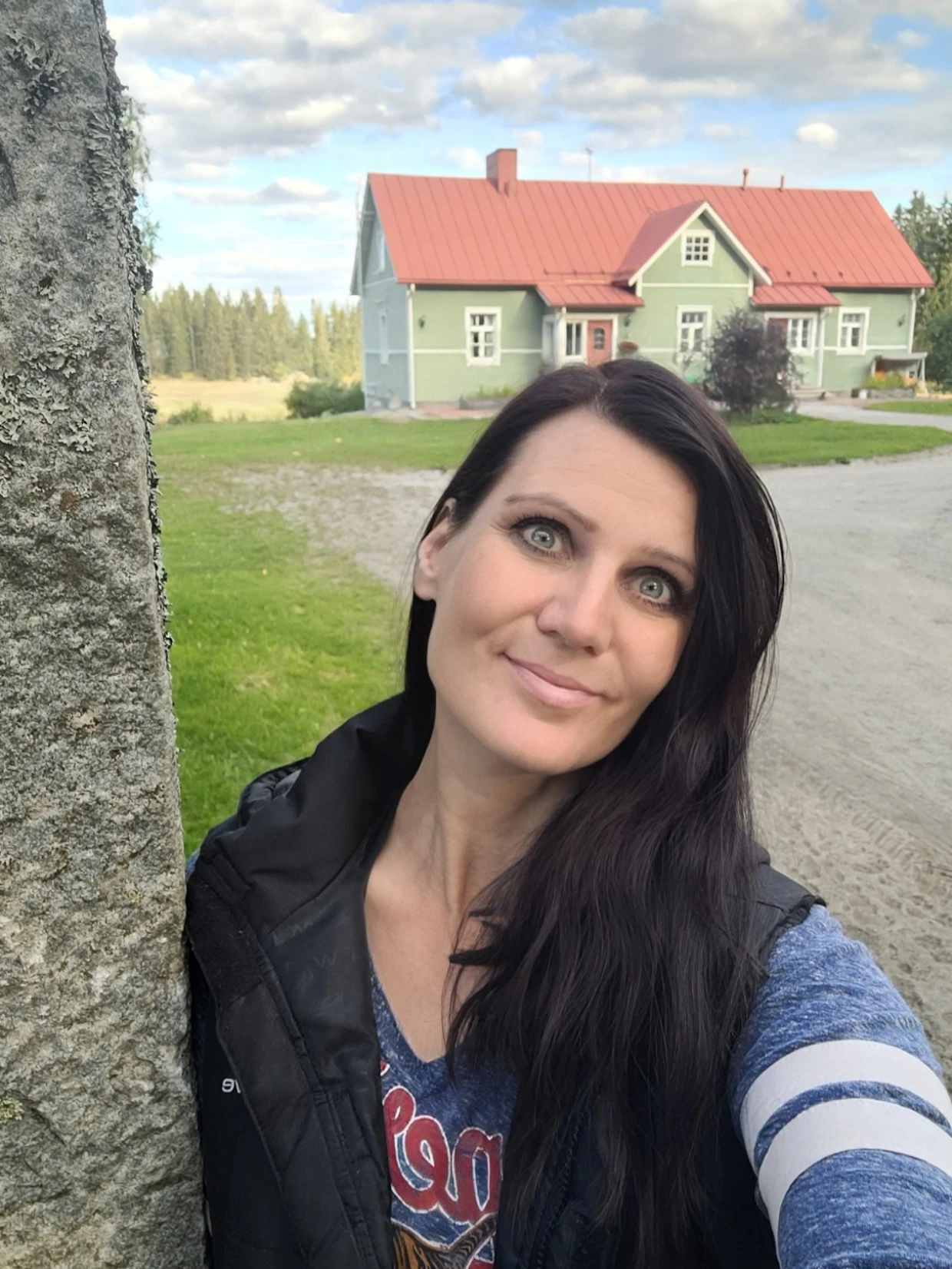 Agrologi AMK Marju Koskella on pitkä kokemus heinäntuotannosta ja myymisestä asiakkaille. Hän myös jakaa somessa runsaasti tietoa hevosen ruokinnasta.